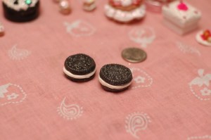 Annnnnnd here we have the "realistic" version. I think they look like real Oreos. Apparently my boyfriend does too, 'cause when I showed one to him last night, before it was glazed, he thought it was an actual Oreo Mini!! (O_O；)