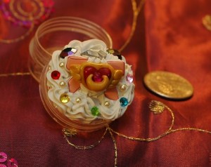 I <<<3333 this one!! It's Sailor Moon's henshin on a bow as is seen on her costume. Also I put rainbow bling gems which really pop out. 