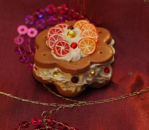 A side view so y'all can see the depth and bling gems on the sides ^_^