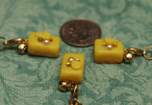 I love lemon bars, so when I had some left over yellow clay from lemon canes, I knew exactly what to do with it .