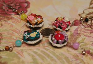 Here are Oreo Cookies with decoden :)) These pieces are so fun, it's really hard to accept parting with them, but I would really like someone else to be able to enjoy them even more.