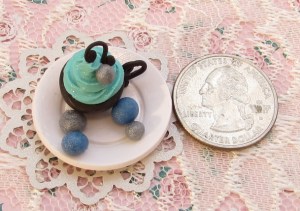 Here you can get the jist of the actual scale, my tiny hands don't really do it justice. 