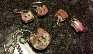 Here are a few more cookie cats. The earrings have been quite a hit! If anyone wants to order some, drop me a line here or on Etsy. I will hopefully get a listing up for them soon! 